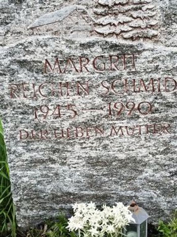 The headstone for Margrit Reichen-Schmid, has the dates 1945 -1990, and the phrase Der Lieben Mutter.