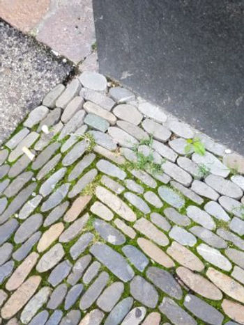 At a cornere, the rock pattern makes a mitred corner turn any quilter would be proud of.